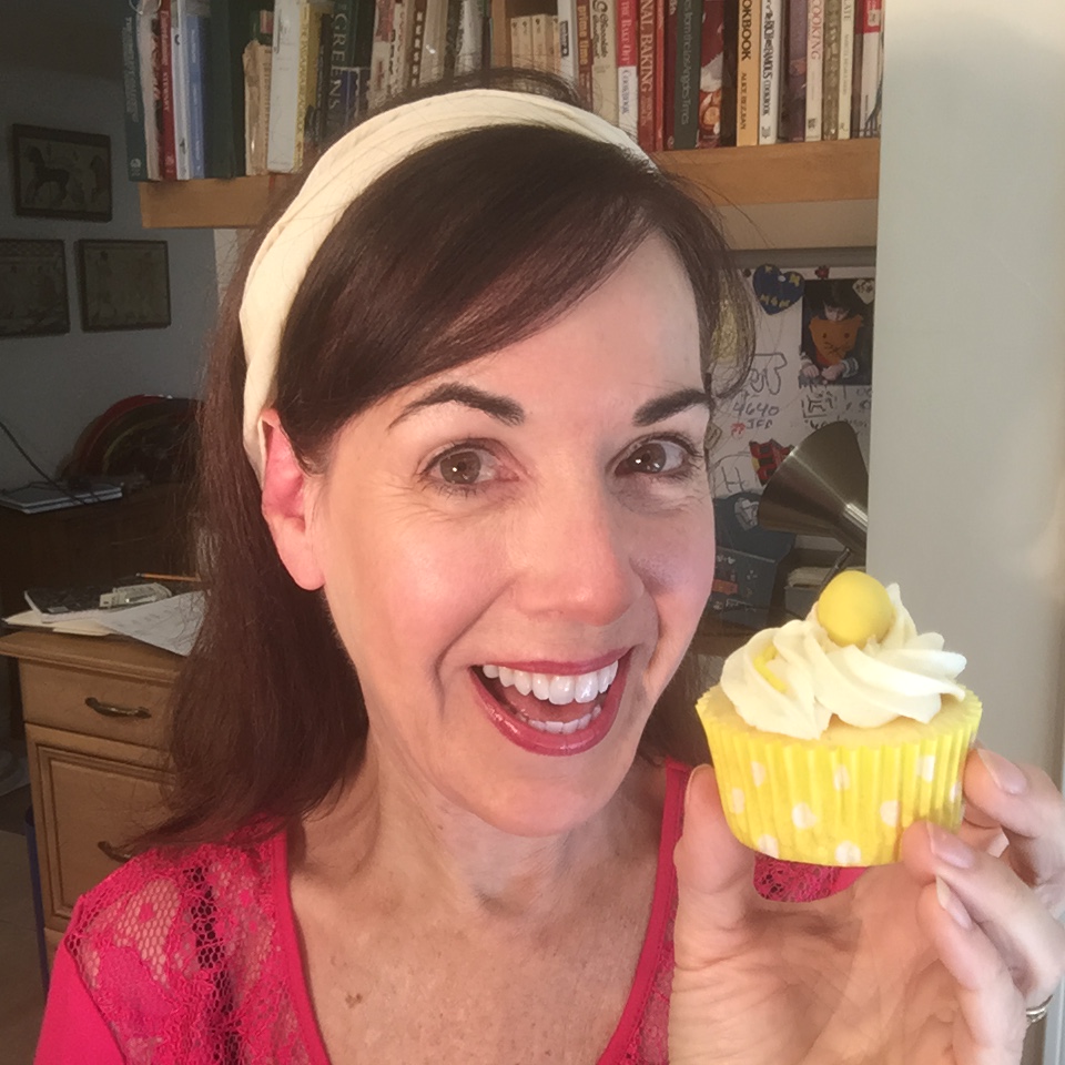 VIDEO} How To Fill A Cupcake Pan With Batter (4 Ways)  Cupcakes 101:  Quick, Easy Tips & Tricks - The Lindsay Ann